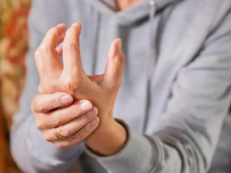 کمبود چه ویتامینی باعث لرزش دست می شود؟